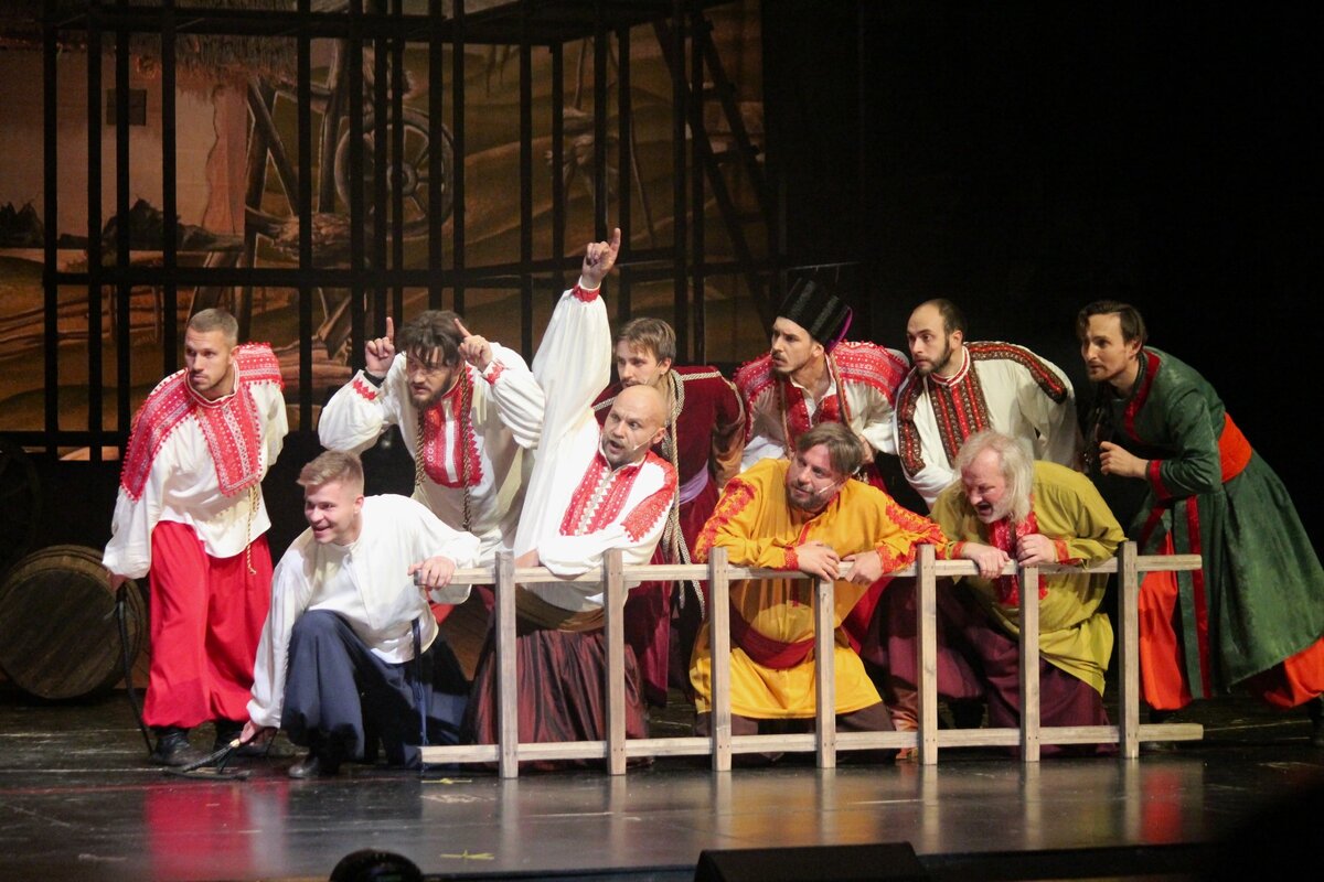 Источник https://pervoe.online/musthave/kultura/6293-viy_o_chem_to_bolshem_kak_my_skhodili_na_predpokaz_strashno_krasivogo_myuzikla/?article_type=photo