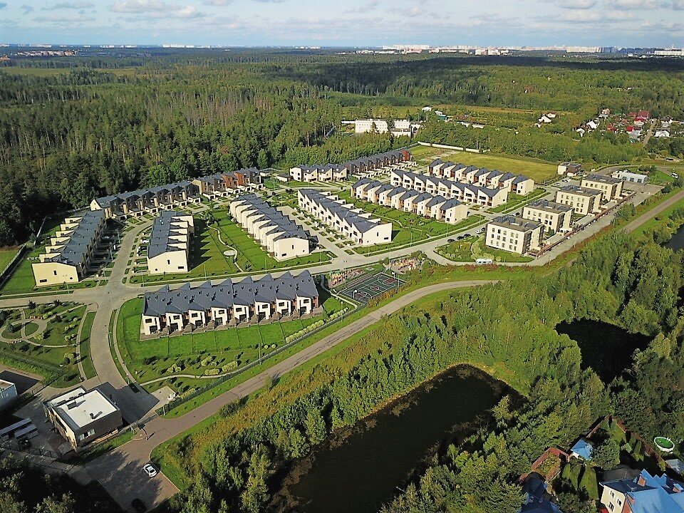 С этого ракурса хорошо видно расстояние между рядами таунхаусов в Никольском Парке: при среднем значении 30 м, оно достигает в некоторых местах 42 м. И из гостиной Вы наслаждаетесь видом своего придомового участка, а не соседских окон.