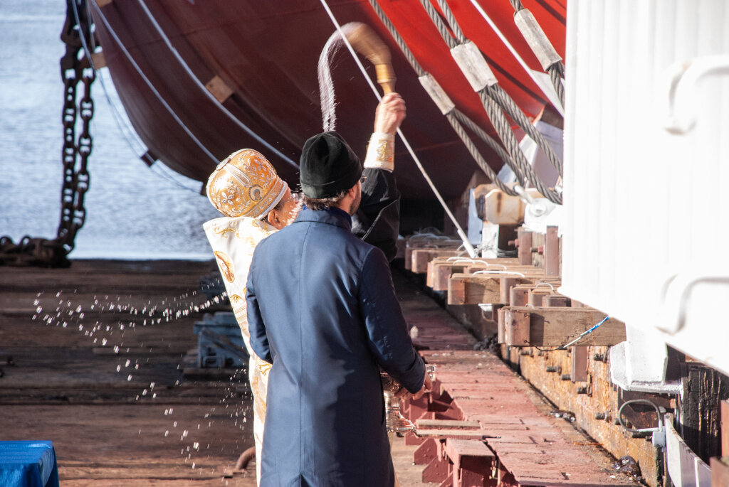 Спуск на воду ледокола Иван Папанин 