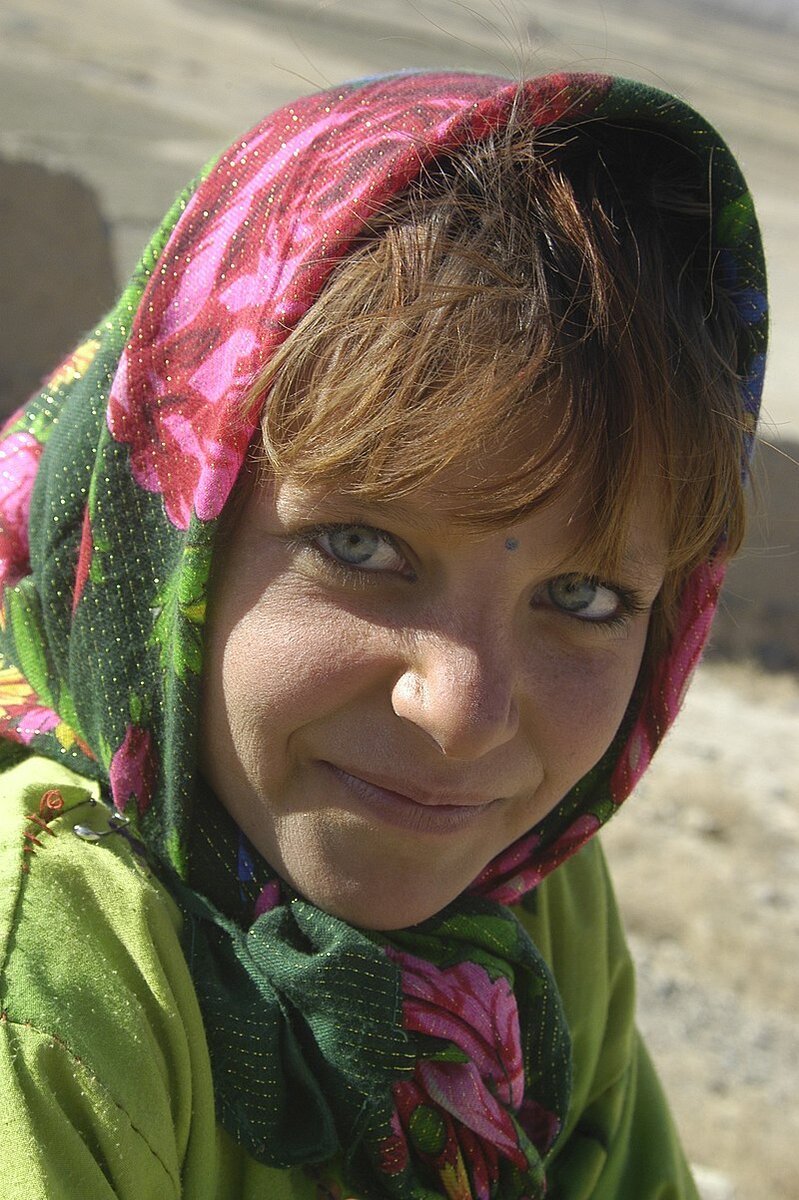Нуристанская девушка. Источник: https://ru.wikipedia.org/wiki/Нуристанцы#/media/Файл:Girl_in_a_Kabul_orphanage,_01-07-2002.jpg