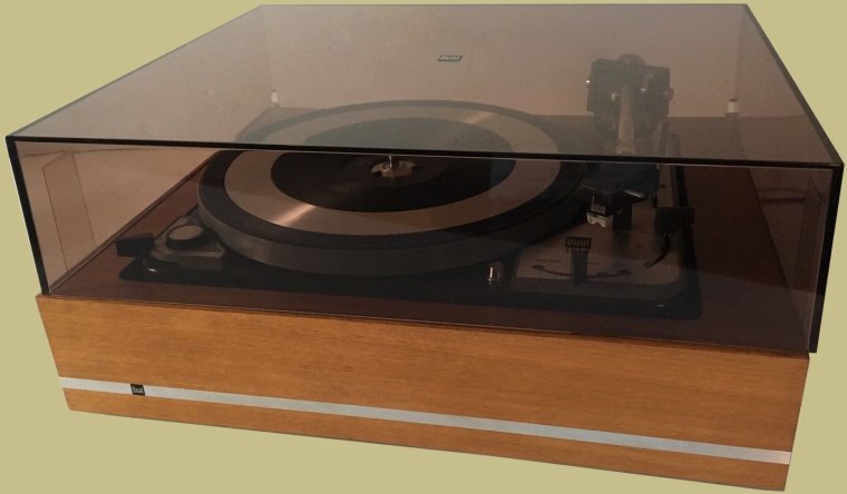  Классический проигрыватель грампластинок Dual 1019 в базовом исполнении, выпускавшийся в ФРГ с 1965 года по 1970 год