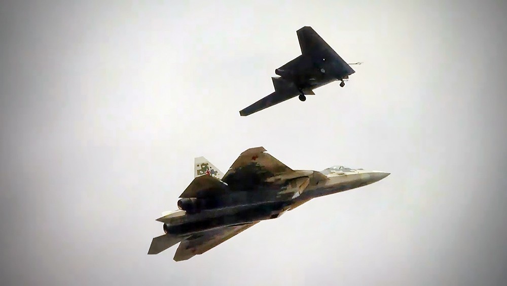 Су-57 и "Охотник" в полете.