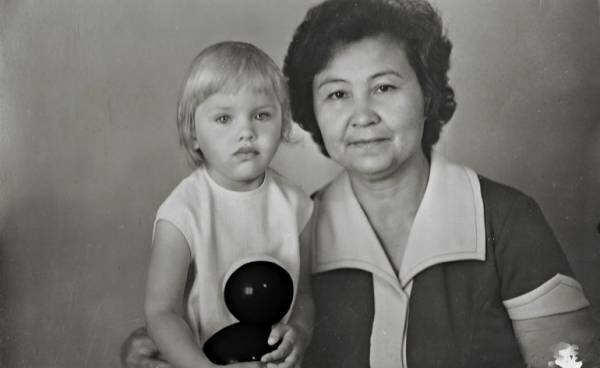 Детское фото Джулии Ванг с бабушкой.  Бабушка Джулии Ванг - очевидный представитель монголоидной  "азиатской" расы. Джулия же - смешанный монголоид с европеоидом. Факты ниже.