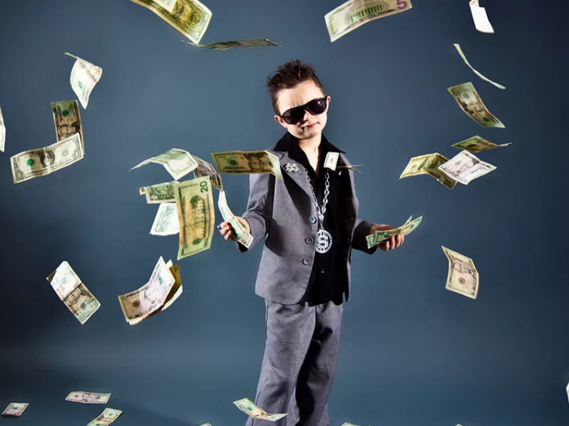 Играя в богатого человека, главное не заиграться, помните, что реальных денег у вас пока нет. Не вздумайте залезть в кредиты, помните, богатые люди кредиты используют только для развития бизнеса и чтобы делать еще больше денег, а не для того, чтобы другим пускать пыль в глаза.