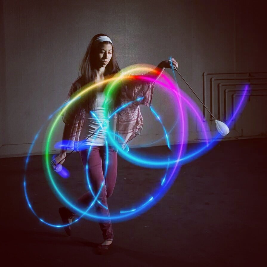 Пой крутить. Пой крутить. Пой крутить. Певица с микрофоном. Спиннер крутится.