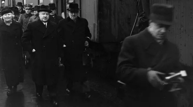 Вяйнё Таннер и Ю.К. Паасикиви отправляются в Москву 30 октября 1939, среди провожающих – супруга Таннера Линда. 9 ноября переговоры о территориальных требованиях были прерваны. Фото: SA-kuva