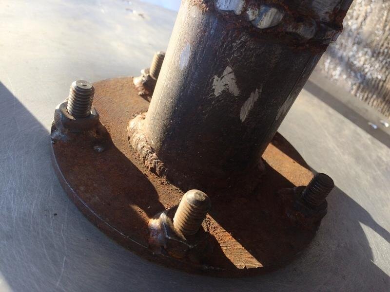 Крепим боковой диск болтами к фланцу катушки с внешней и внутренней стороны колеса