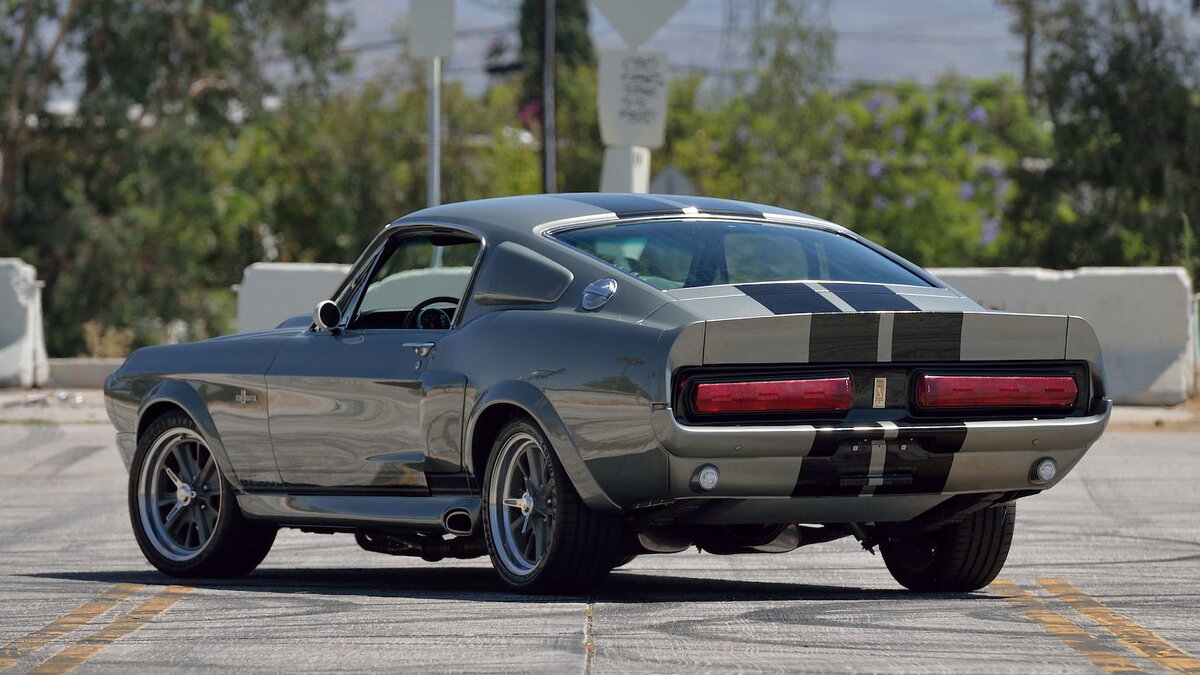 Ford Mustang gt 500 в гараже