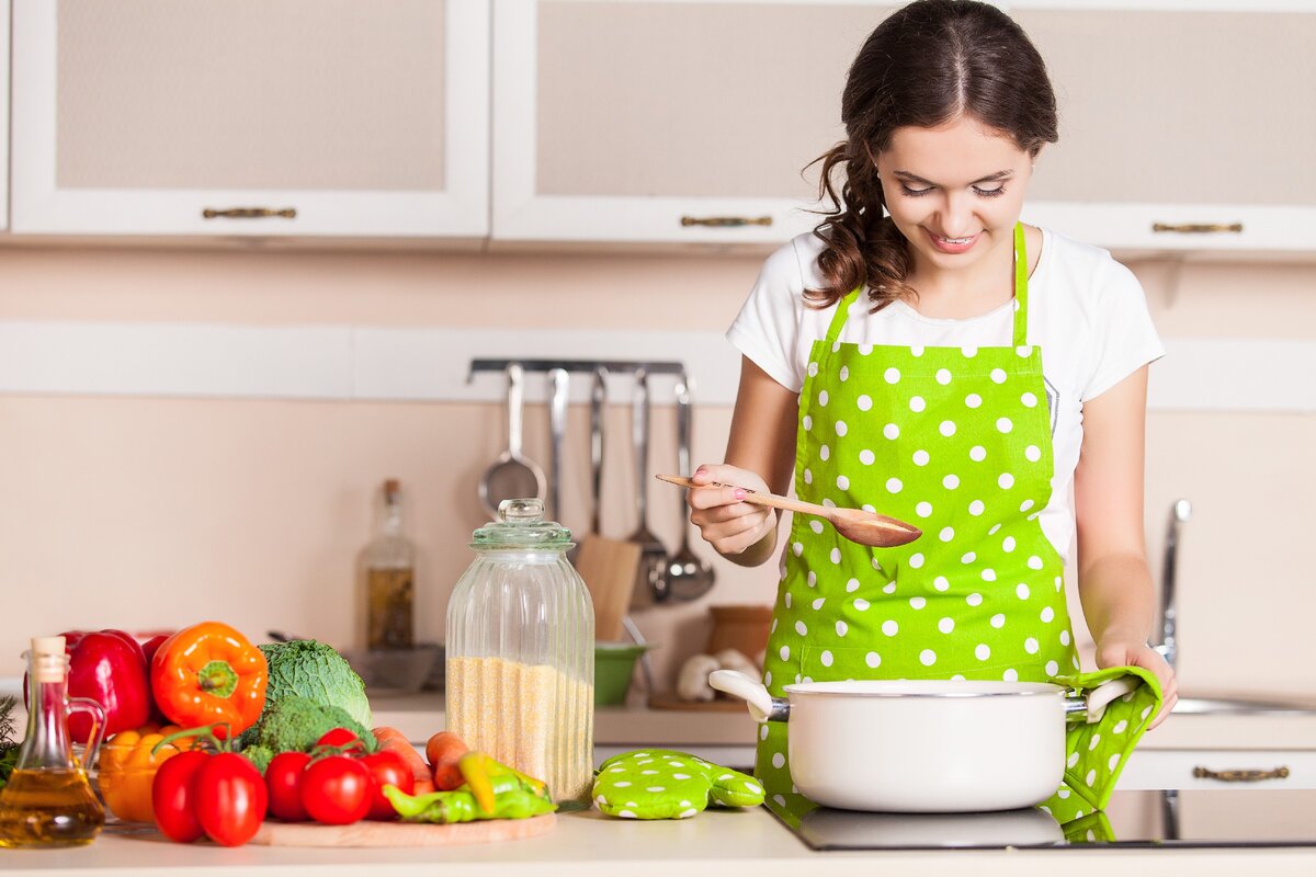 Тщательно готовились. Женщина на кухне. Хозяйка на кухне. Кухня Хозяюшка. Готовка на кухне.