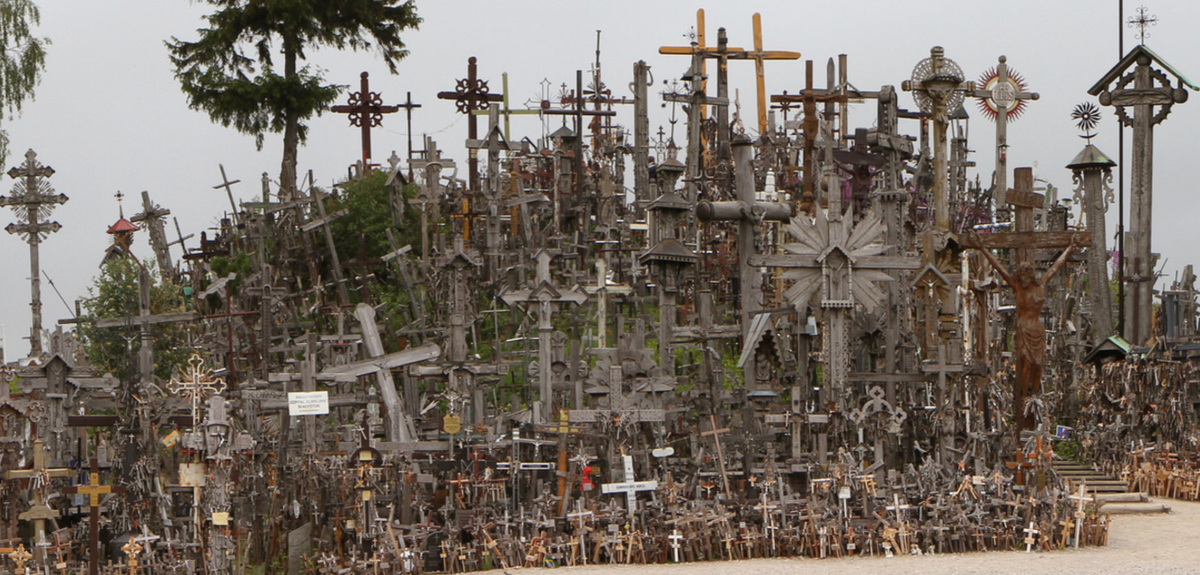 Гора крестов, Литва. Это холм, на котором установлено около 50 тысяч крестов. Кстати, это не кладбище. Есть поверье, что тому, кто оставит на Горе крест, будет сопутствовать удача.