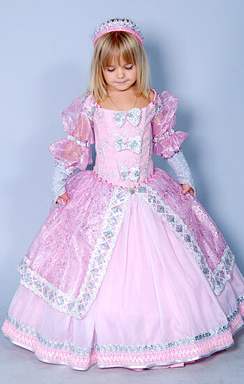      Сказочные герои и принцессы Самые любимые костюмы для девочек будут, конечно же, принцессы и  мультяшные героини.