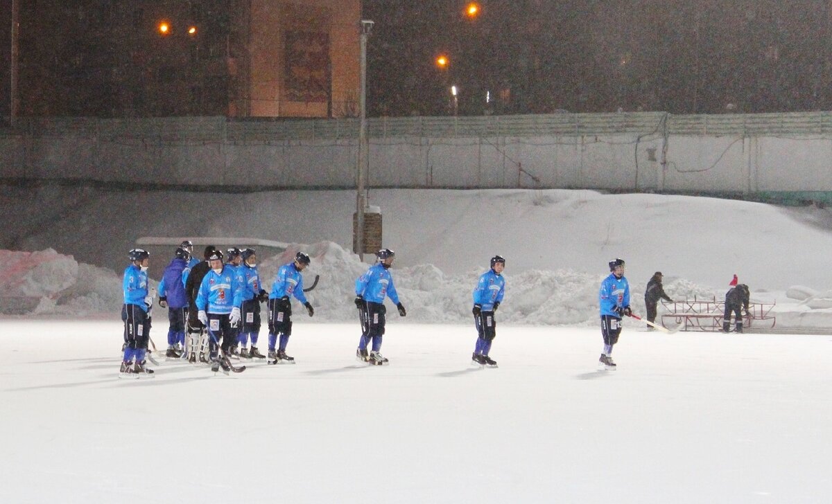 К сожалению, матч проходил при абсолютно пустых трибунах. О том, почему "Маяк" остался без поддержки болельщиков - позже.