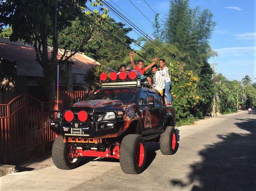 Как на таком монстре по узким филиппинским дорогам вообще передвигаться?