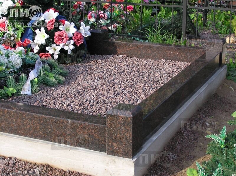 Очищенный гранитный поребрик на кладбище