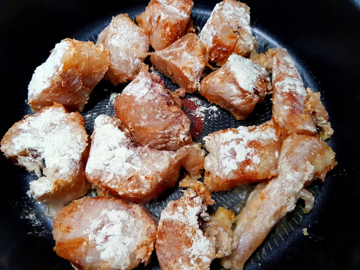 Рыбу почистила (прям шкурку содрала), посолила, поперчила, в муке обваляла.