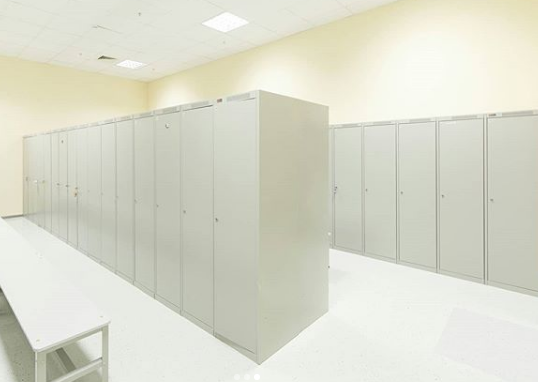 пример качественного оснащения производственных раздевалок современными металлическими шкафами - гардеробными