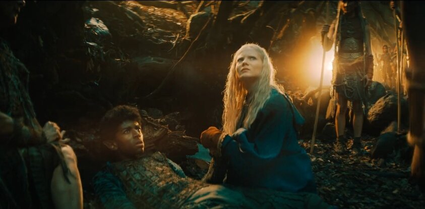 Цирилла и Дара в волшебной роще, где хозяйничает особый народ. Скриншот из сериала, ну а вы как думали? Кстати, листайте, сегодня картинок много