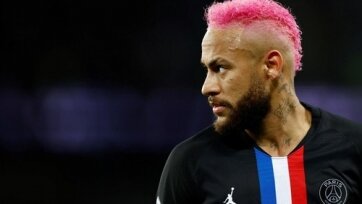 Вечеринка по случаю дня рождения Неймара в этом году должна была пройти без лишней помпы. Спокойный вечер в Париже в группе лучших друзей и одноклубников. Доказательство того, что нападающий повзрослел, и что его заботят не гулянки, а карьера. На этот раз его вечеринка не будет проспонсирована большой компанией, как было в 2019, когда организацией занялась Red Bull. Нет, все будет тихо-мирно.
