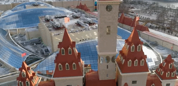 Красочный замок с башнями и витражами
