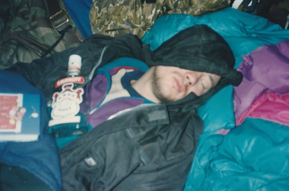 На фотографии – Алексей. Январь 1995, Грозный. "Лёха приехал с работы и завалился сразу спать - умотался за сутки. А я не упустил такой момент, соорудив алкогольную конструкцию. Мы не обижаемся друг на друга…" Вячеслав Клепиков