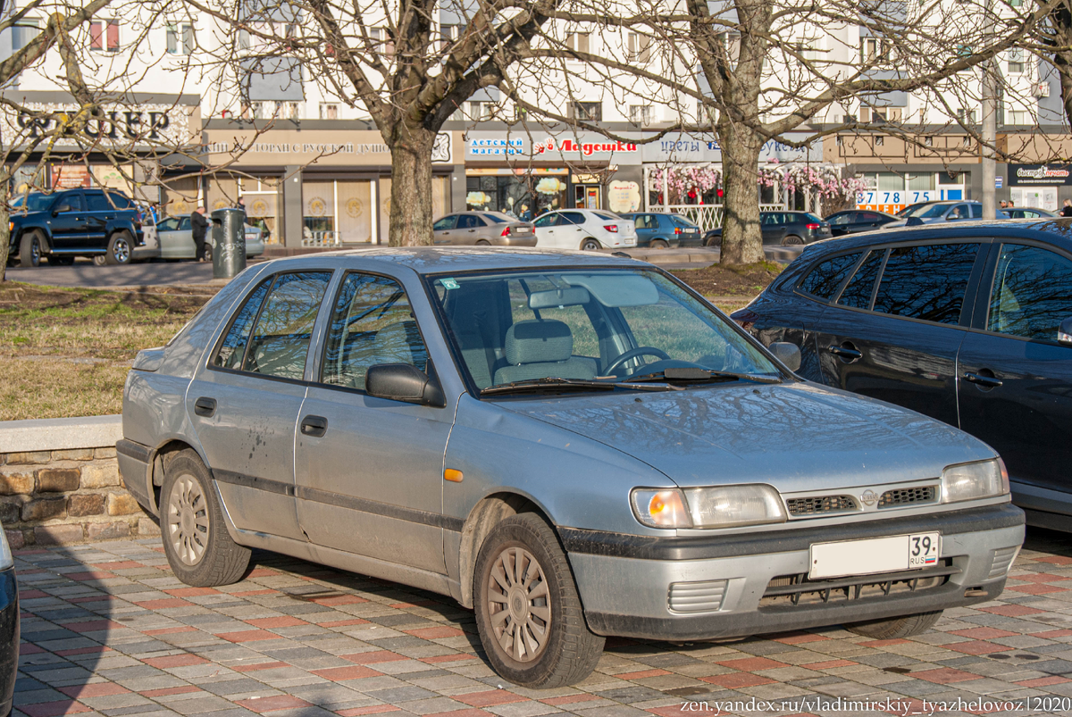 Альмера N15. Держится, несмотря на возраст