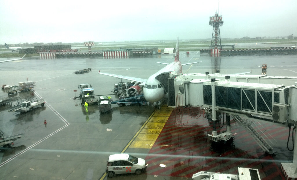 Наш самолет ждет наш в аэропорту Рима