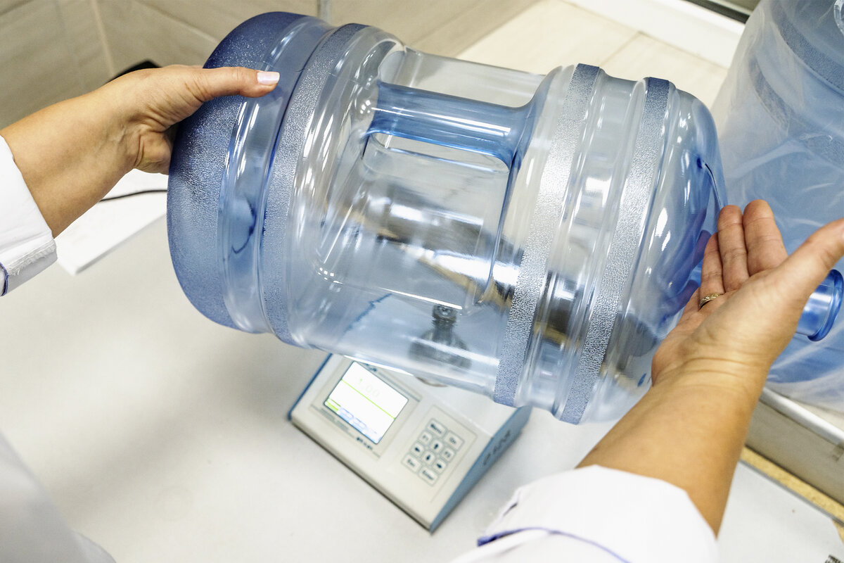 ЛЬЕ - производство питьевой воды: входной контроль бутыли с помощью измерителя толщины неферромагнитных материалов. 