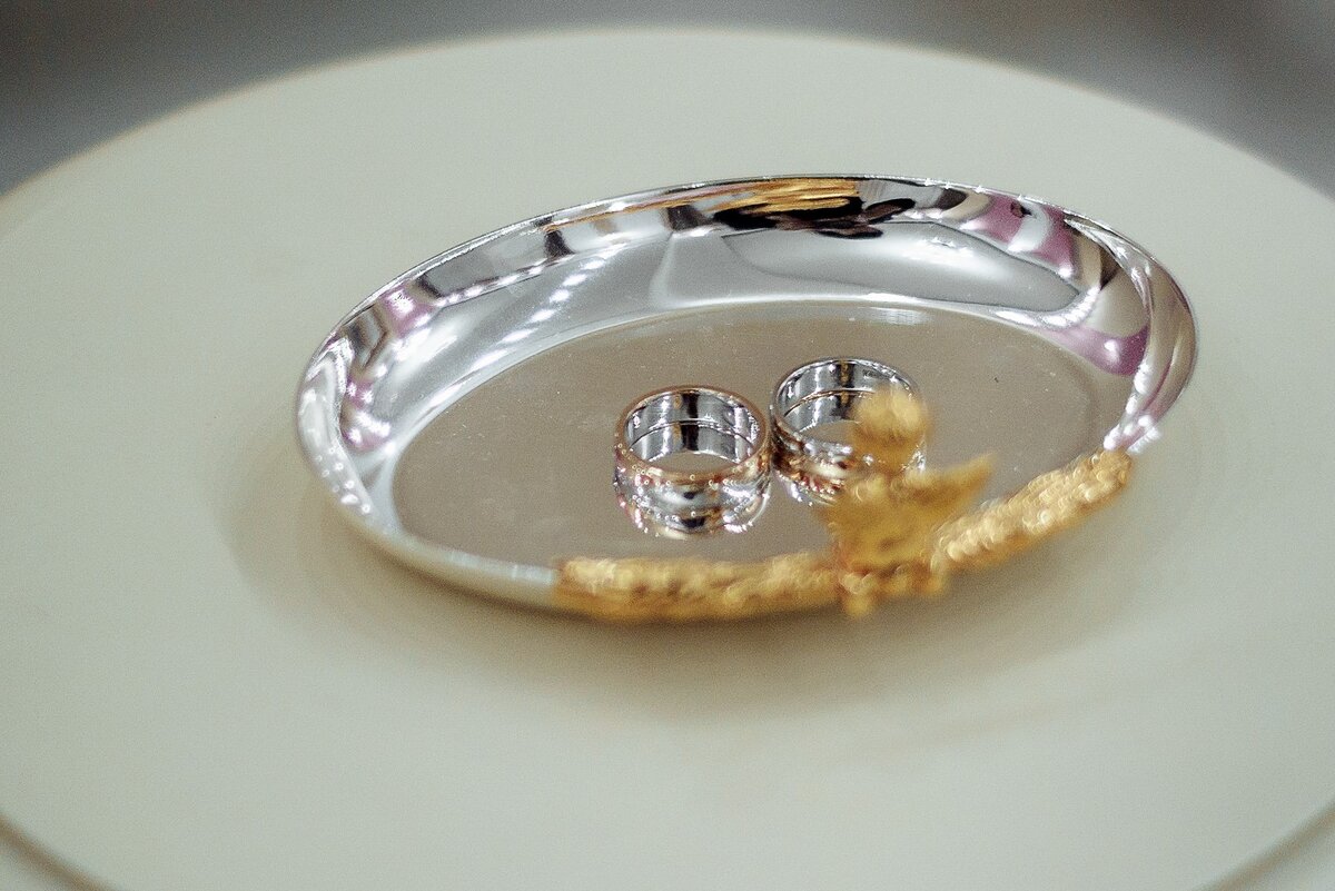 Надевание колец в ЗАГСе - ответственный момент.