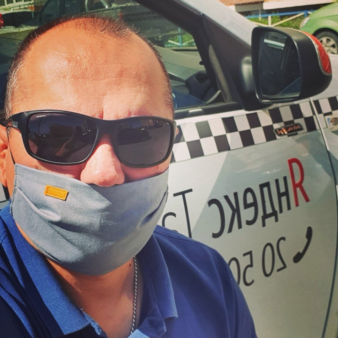 Пока ещё работаю в такси.