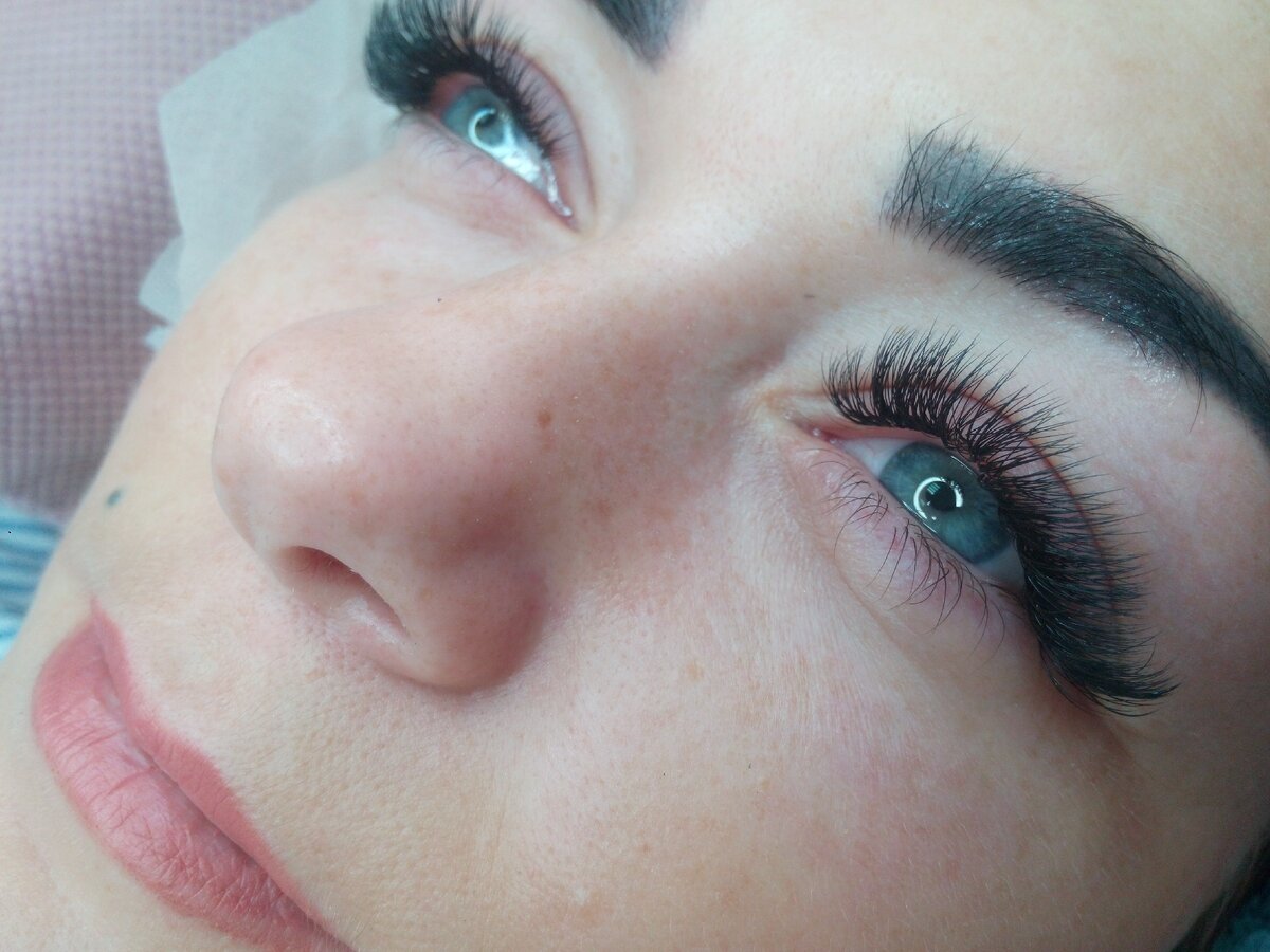 на этом фото максимальная длина - 14 мм, почему такой выбор?  потому что во-первых величина глаз и расстояниее до брови позволяет это сделать. А во-вторых. девушка любит эффектные ресницы.