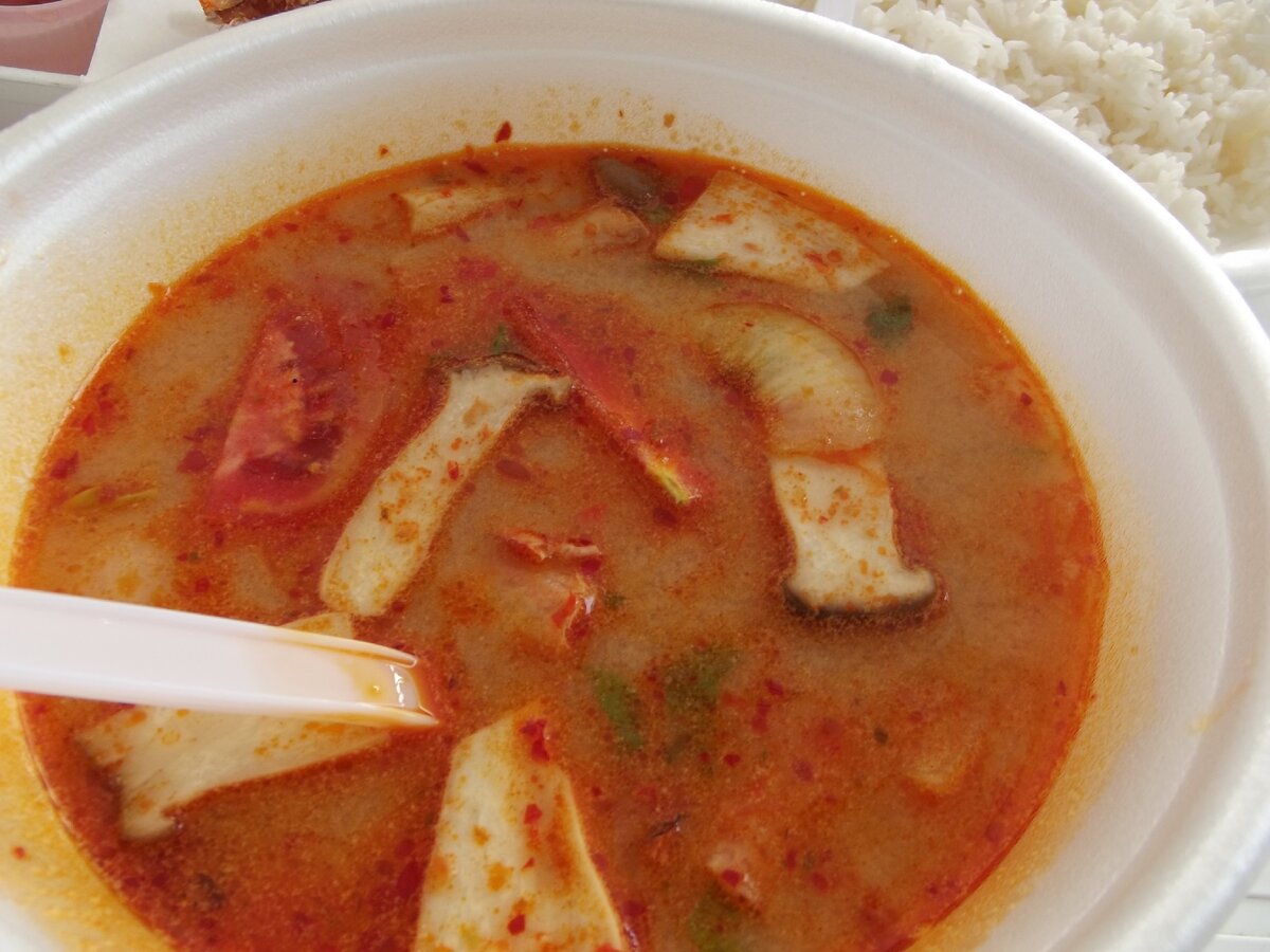 Том ям в белой тарелке. Острота том яма. Острота том яма. Том ян суп. Острота том яма.