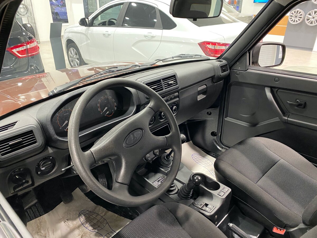 Фото из автосалона... Да, руль не в тему с этой панелью, но я исправил эту ситуацию.