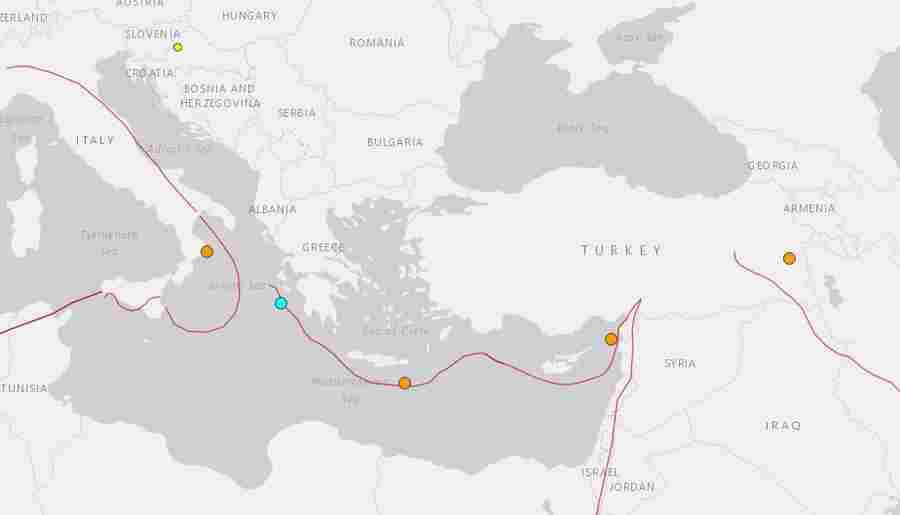 На скрине – землетрясения выше M4.5, собранные USGS всего за сутки. Синим показано “старое” сейсмическое событие за 29 марта, но два дня роли не играет – активация разлома очевидна.