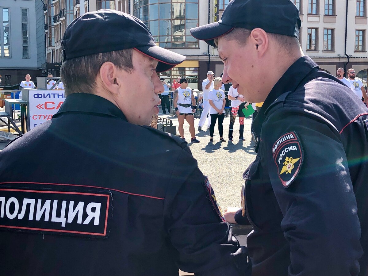 Тульские полицейские на площади Ленина беседуют