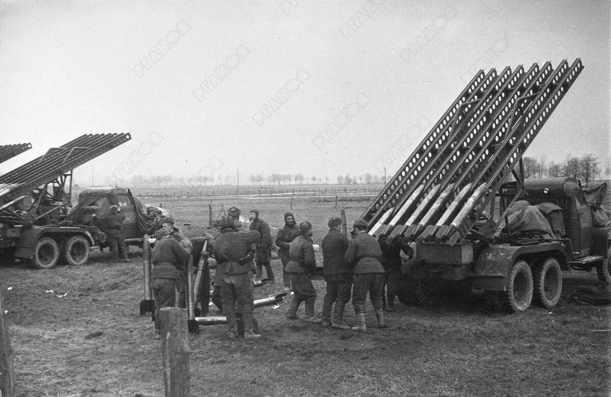 Советские гвардейские минометы на огневой позиции. Юго-западнее Кенигсберга. 1945. Фотограф не установлен. РГАКФД. Арх. № 0-94010