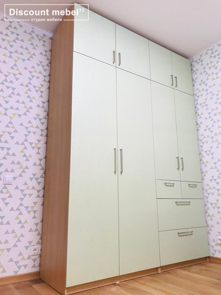 Распашной шкаф в детскую