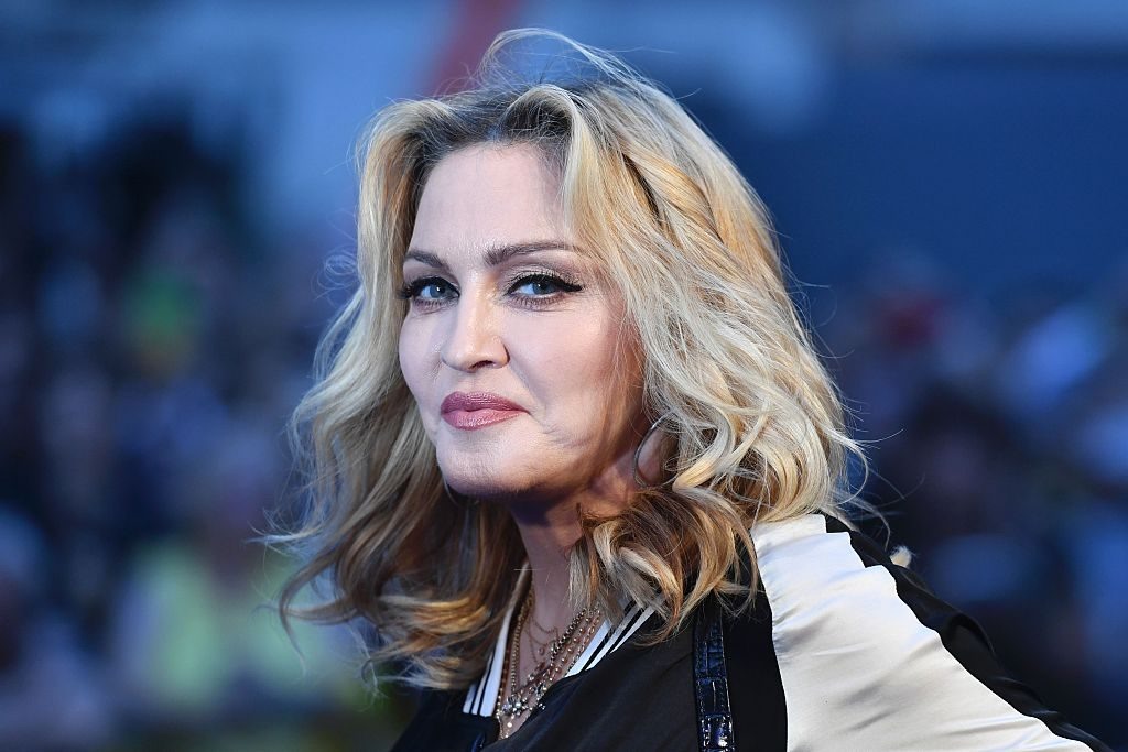 источник фото: https://www.cheatsheet.com/wp-content/uploads/2019/11/madonna-looking-at-camera-1024x683.jpg