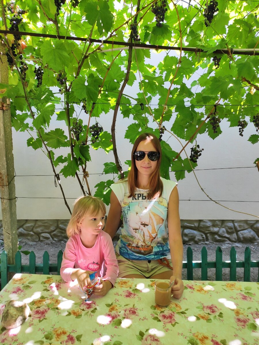 Приятно завтракать в тени винограда. Коктебель, лето 2019.