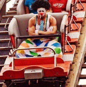 Отбытие сотрудника с места работы, 20ХХ, фотография в цвете.