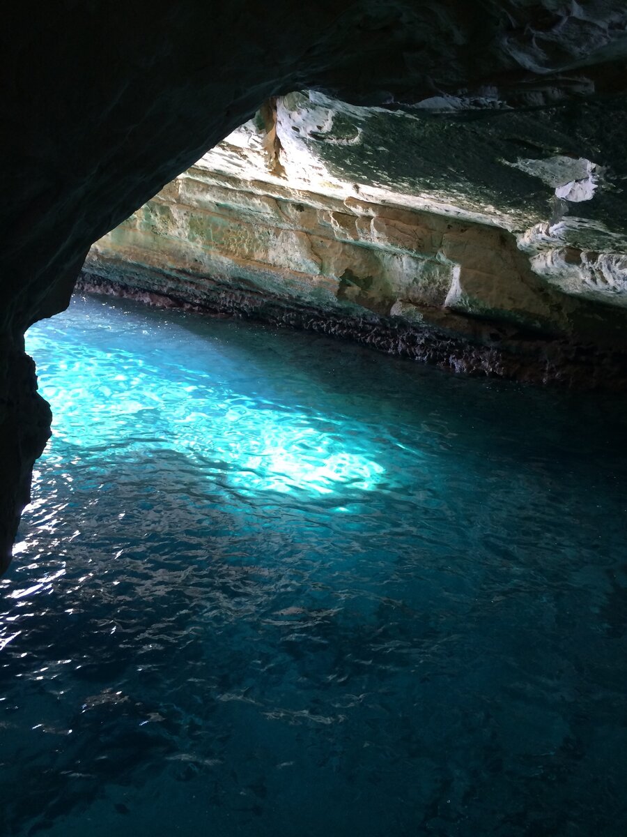 Горы Рош-ха-Никра, расположены на границе Израиля с Ливаном. Там начинается «Тирская лестница» которая служила путём между Тиром и Акко. По некоторым сведениям, туннель был проделан, армией Александра Македонского в 333 г. до н. э.орвали 14 марта 1948 года во время арабо-израильской войны.