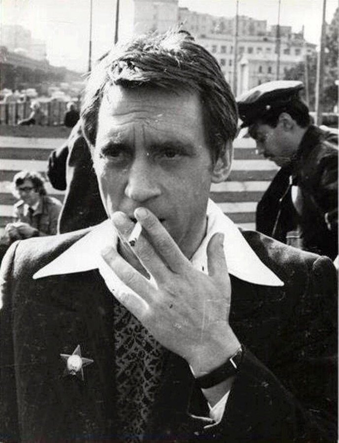 
По словам же Станислава Говорухина, именно он загорелся идеей экранизации книги и позвонил Высоцкому, которому накануне Вайнеры подарили книгу, со словами, что в ней есть персонаж, как раз под него. Кто из них прав, уже мы вряд ли узнаем. Да это собственно не так уж и важно. Главное, что Высоцкий всё же познакомил Вайнеров с Говорухиным и сам активно включился в работу над фильмом. Начиная с процесса работы над сценарием. Он приезжал в Переделкино и активно помогал Вайнерам и Говорухину, предлагал идеи, моменты. В частности, именно он придумал историю с фотографией Вари, приклеенной на дверь среди других фотографий, когда в сцене в подвале надо было дать Шарапову какой-то знак — указать дверь, ведущую к спасению Благодаря именно Высоцкому в фильме появились Всеволод Абдулов, Иван Бортник, Виктор Павлов, Александр Белявский
Самого Высоцкого утвердили на главную роль практически без проб. Чтобы убедить худсовет Говорухин изначально пригласил на эти пробы заведомо проигрышных актёров.
