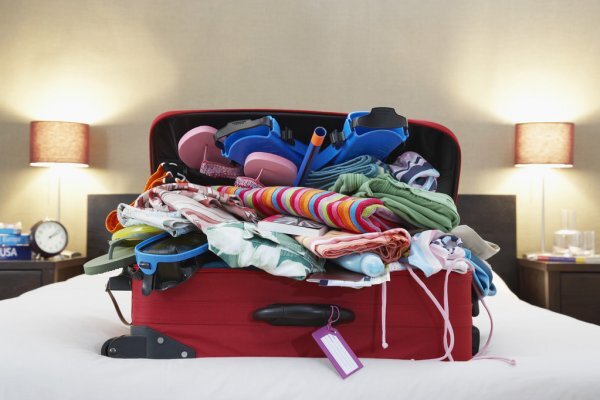 https://st.depositphotos.com/1010710/3386/i/950/depositphotos_33865097-stock-photo-open-suitcase-on-bed.jpg