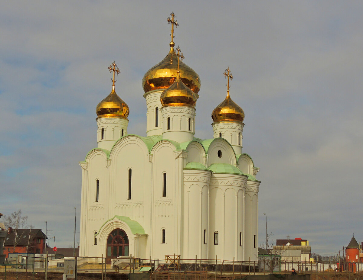 Храм стефана пермского в южном. Храм Стефана Пермского Бутово. Храм в Южном Бутово. Стефана Пермского храм в Бутово расписание. Храм в Москве Южный крест.