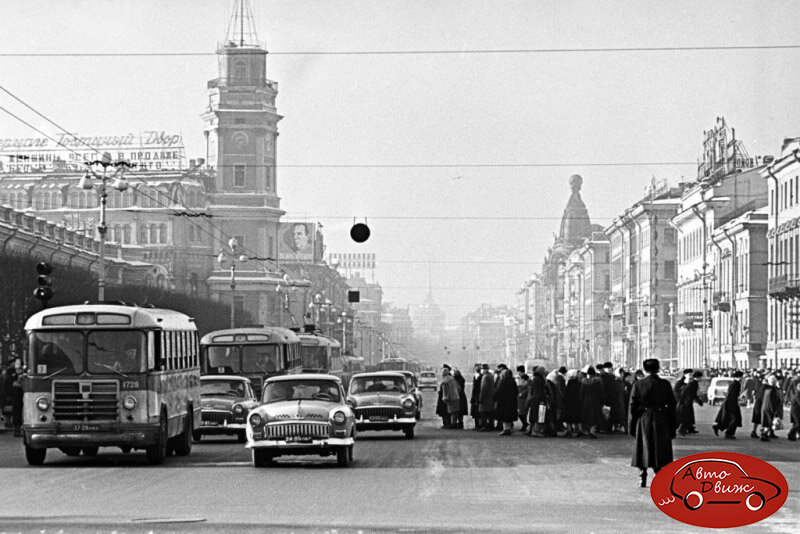 Невский проспект, 1964 г. Автобусы ЗИЛ-158, троллейбусы ЗИУ-5 и «Волги», «Волги», «Волги»...