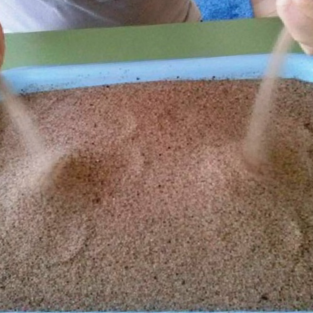 Подготавливаем емкость с песком