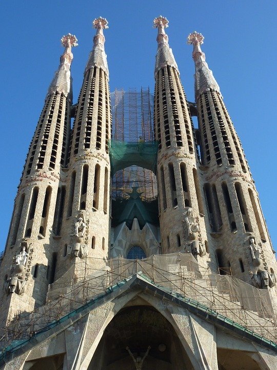 https://cdn.pixabay.com/photo/2014/07/13/11/03/sagrada-familia-392009_960_720.jpg