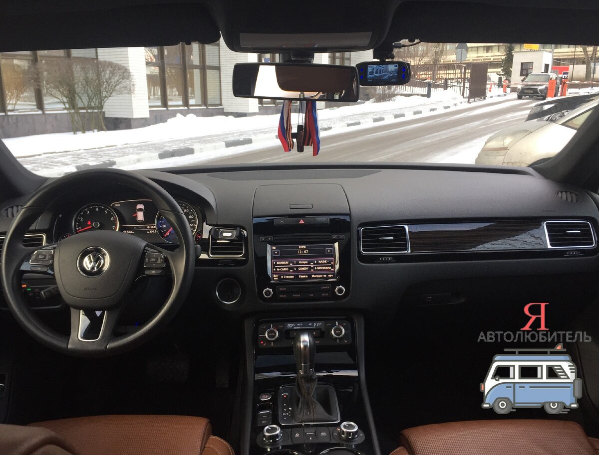 Регистратор за зеркалом заднего вида не мешает обзору и имеет широкий охват.