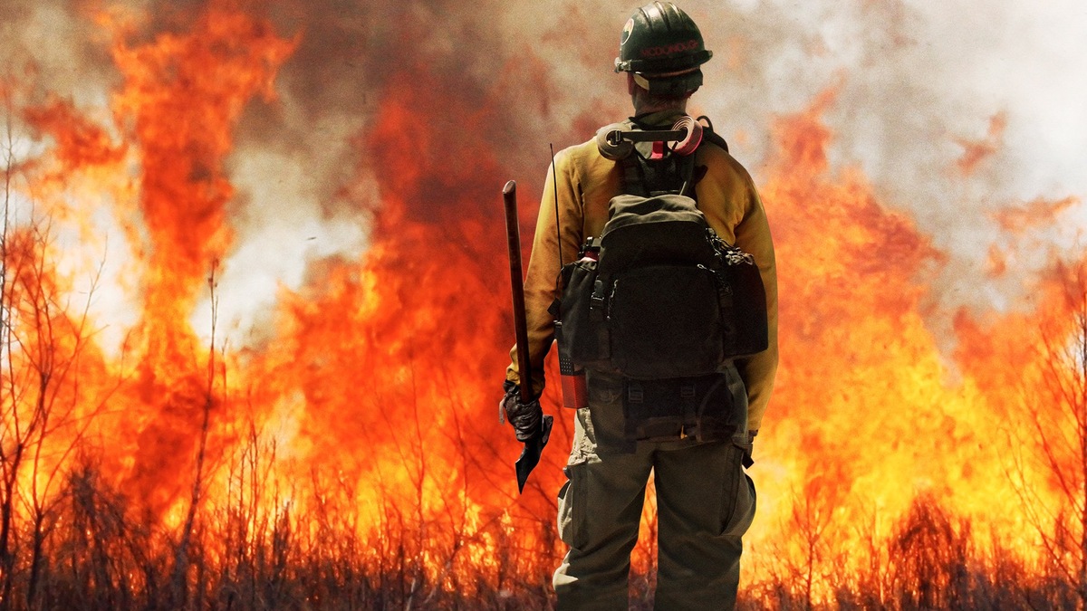История о команде пожарных под названием Granite Mountain Hotshots, столкнувшихся в Аризоне с одним из самых смертоносных пожаров в истории.