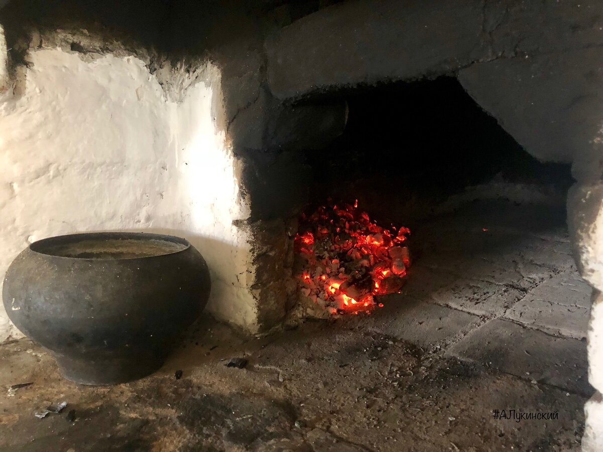 печь в моем доме недавно отметила 107 летний День рождения. мы видим с вами настоящий 80-летний чугунок и кирпичи еще царской России 