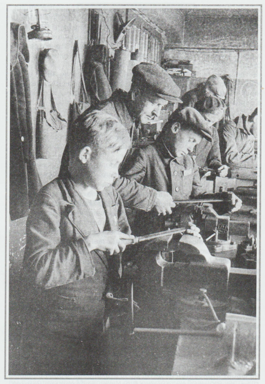 Обучение и работа блокадных детей за станком 